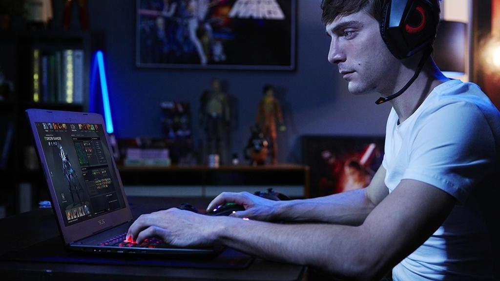 Joueur PC gaming esport ASUS ROG étudiant
